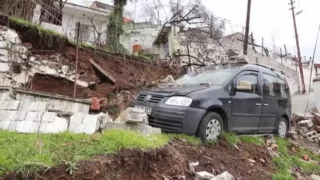 Sağanak nedeniyle istinat duvarı çöktü Sağanak nedeniyle istinat duvarı çöktü