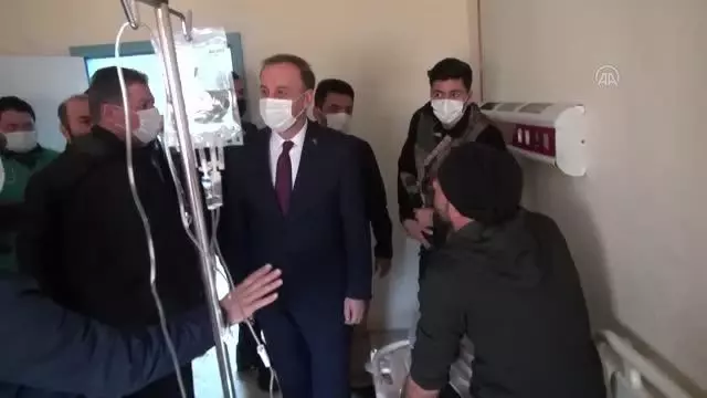 ŞANLIURFA - Şanlıurfa Valisi Erin, Barış Pınarı Harekatı bölgesindeki bombalı saldırıda yaralananları ziyaret etti ŞANLIURFA - Şanlıurfa Valisi Erin, Barış Pınarı Harekatı bölgesindeki bombalı saldırıda yaralananları ziyaret etti
