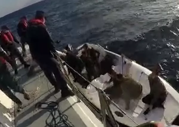 Su alan teknedeki kaçak göçmenler kurtarıldı Su alan teknedeki kaçak göçmenler kurtarıldı