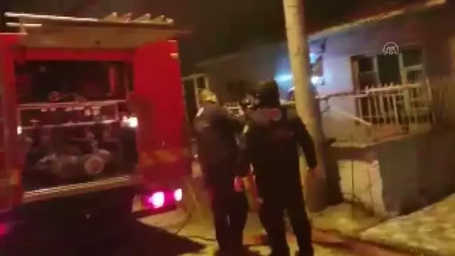 Son dakika gündem: Tek katlı evde çıkan yangın söndürüldü Son dakika gündem: Tek katlı evde çıkan yangın söndürüldü