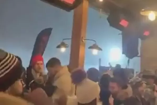 Korona partisini düzenleyen otelin, hem çalışma ruhsatı yok, hem de iki katının kaçak olduğu belirlendi Korona partisini düzenleyen otelin, hem çalışma ruhsatı yok, hem de iki katının kaçak olduğu belirlendi