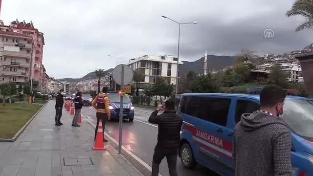 Son dakika haberi | Antalya'da uyuşturucu operasyonunda yakalanan şüphelilerden 20'si tutuklandı Son dakika haberi | Antalya'da uyuşturucu operasyonunda yakalanan şüphelilerden 20'si tutuklandı