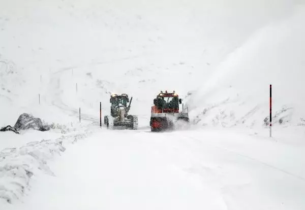 Van'da 561 kişilik ekiple, 487 yerleşim yerinin yolu ulaşıma açıldı Van'da 561 kişilik ekiple, 487 yerleşim yerinin yolu ulaşıma açıldı