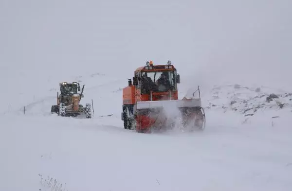 Van'da 561 kişilik ekiple, 487 yerleşim yerinin yolu ulaşıma açıldı Van'da 561 kişilik ekiple, 487 yerleşim yerinin yolu ulaşıma açıldı
