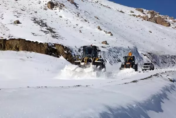 Van'da 561 kişilik ekiple, 487 yerleşim yerinin yolu ulaşıma açıldı Van'da 561 kişilik ekiple, 487 yerleşim yerinin yolu ulaşıma açıldı