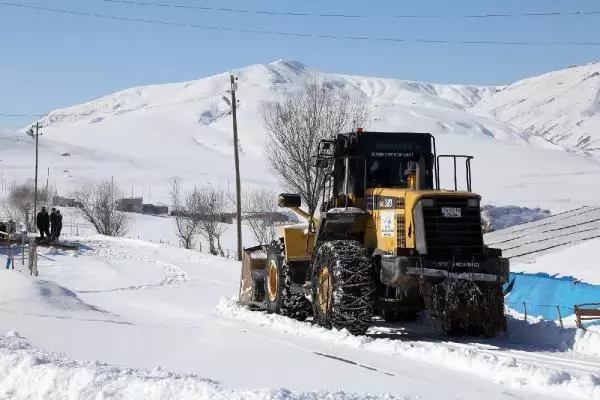 Van'da 561 kişilik ekiple, 487 yerleşim yerinin yolu ulaşıma açıldı Van'da 561 kişilik ekiple, 487 yerleşim yerinin yolu ulaşıma açıldı