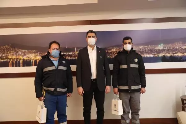 Yaşlı kadının emekli maaşını belediye işçileri buldu