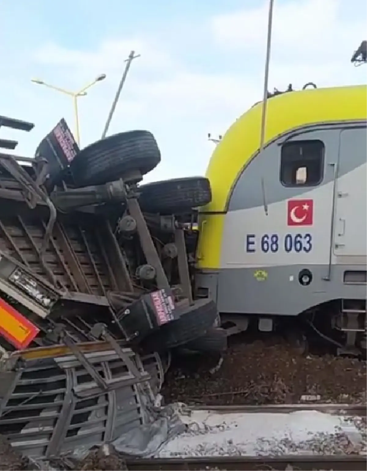 Yük treninin TIR'a çarptığı kaza kamerada