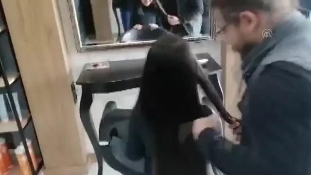 7 yaşındaki Zeynep hiç kestirmediği saçlarını lösemili çocuklara bağışlayacak 7 yaşındaki Zeynep hiç kestirmediği saçlarını lösemili çocuklara bağışlayacak