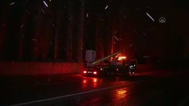 AFYONKARAHİSAR - Rüzgarın etkisiyle kırılan ağaç dalı mahalleyi elektriksiz bıraktı AFYONKARAHİSAR - Rüzgarın etkisiyle kırılan ağaç dalı mahalleyi elektriksiz bıraktı