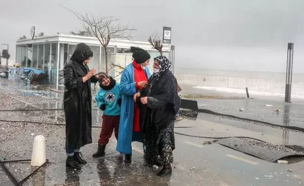 Antalya'da yağmur ve fırtına hayatı olumsuz etkiledi (7) Antalya'da yağmur ve fırtına hayatı olumsuz etkiledi (7)