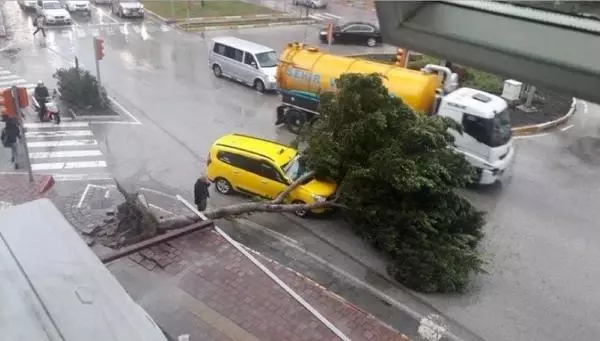 Antalya'da yağmur ve fırtına hayatı olumsuz etkiliyor (2)