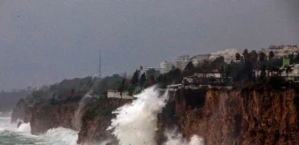 Antalya'da dev dalgalar falezleri dövdü; şiddetli rüzgar hayatı olumsuz etkiledi