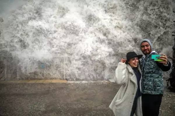 Antalya'da yağmur ve fırtına hayatı olumsuz etkiledi (7) Antalya'da yağmur ve fırtına hayatı olumsuz etkiledi (7)
