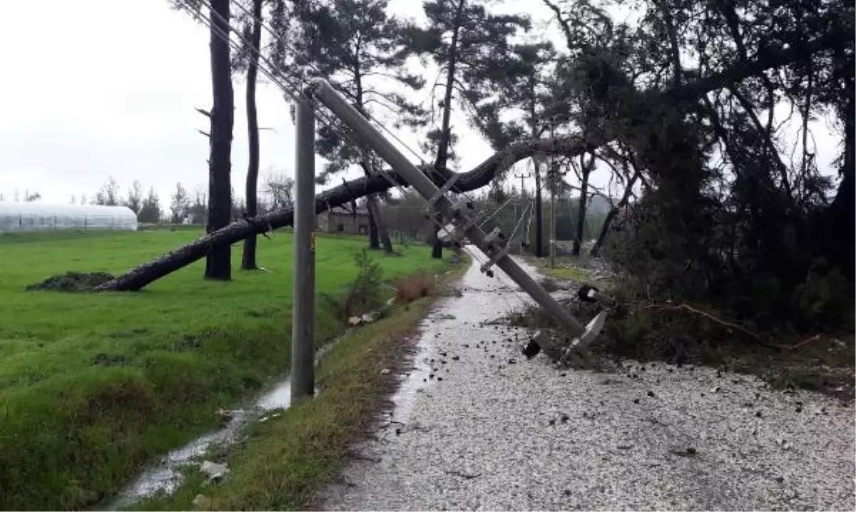 Antalya'da yağmur ve fırtına hayatı olumsuz etkiledi (9)