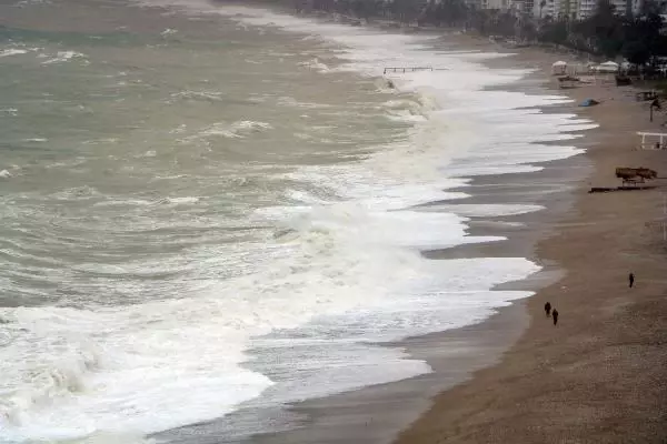 Antalya'da yağmur ve fırtına hayatı olumsuz etkiledi (7) Antalya'da yağmur ve fırtına hayatı olumsuz etkiledi (7)