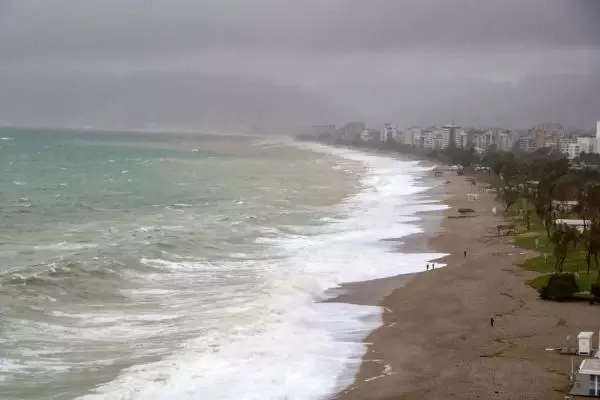 Antalya'da yağmur ve fırtına hayatı olumsuz etkiledi (7) Antalya'da yağmur ve fırtına hayatı olumsuz etkiledi (7)
