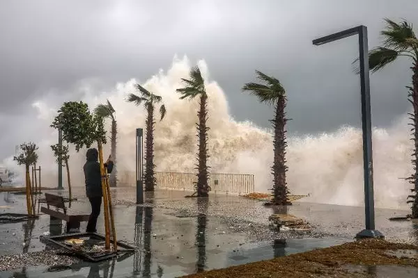 Antalya'da yağmur ve fırtına hayatı olumsuz etkiledi (7) Antalya'da yağmur ve fırtına hayatı olumsuz etkiledi (7)