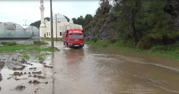 Antalya'da yağmur ve fırtına hayatı olumsuz etkiledi (6) Antalya'da yağmur ve fırtına hayatı olumsuz etkiledi (6)