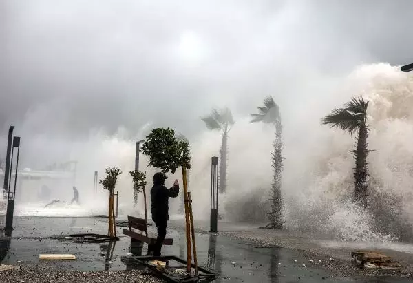 Antalya'da yağmur ve fırtına hayatı olumsuz etkiledi (7) Antalya'da yağmur ve fırtına hayatı olumsuz etkiledi (7)
