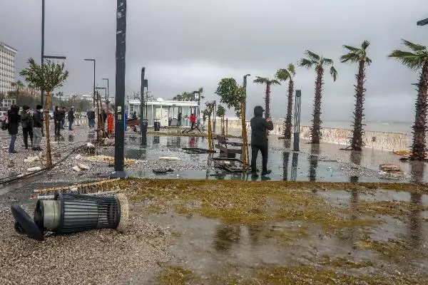 Antalya'da yağmur ve fırtına hayatı olumsuz etkiledi (7) Antalya'da yağmur ve fırtına hayatı olumsuz etkiledi (7)