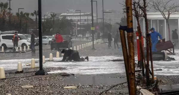 Antalya'da yağmur ve fırtına hayatı olumsuz etkiledi (7) Antalya'da yağmur ve fırtına hayatı olumsuz etkiledi (7)