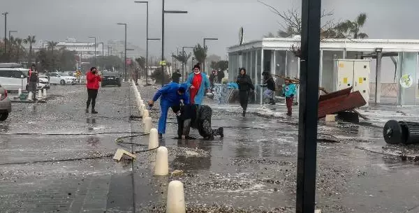 Antalya'da yağmur ve fırtına hayatı olumsuz etkiledi (7) Antalya'da yağmur ve fırtına hayatı olumsuz etkiledi (7)