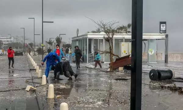 Antalya'da yağmur ve fırtına hayatı olumsuz etkiledi (7) Antalya'da yağmur ve fırtına hayatı olumsuz etkiledi (7)