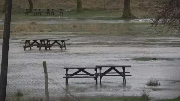 Arnavutköy'de mesire alanı su altında kaldı Arnavutköy'de mesire alanı su altında kaldı