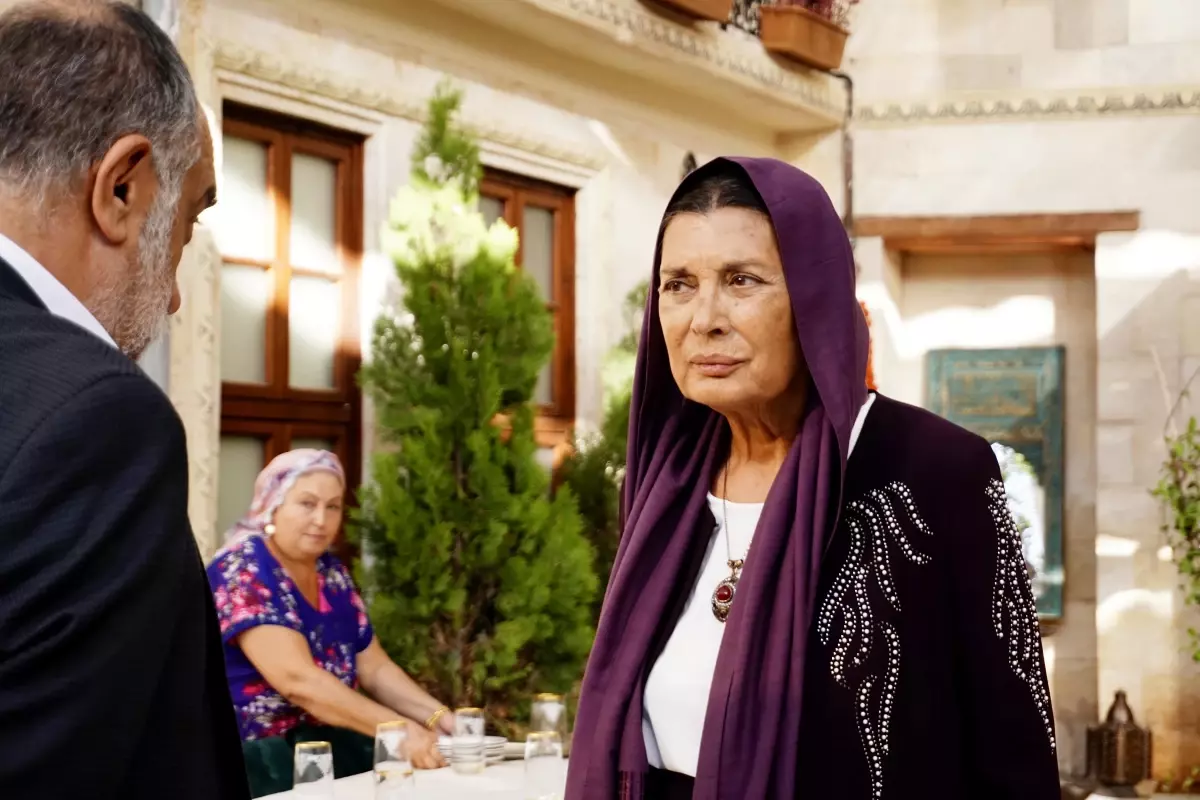 Benim Adım Melek hala Nefise Siret'in gerçek adı nedir, kimdir? Hala Nefise Siret Karadağ karakterini canlandıran Şerif Sezer kimdir, kaç yaşında?
