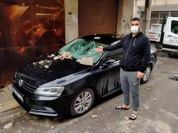 Binadan kopan beton parçaları otomobilin üzerine düştü Binadan kopan beton parçaları otomobilin üzerine düştü