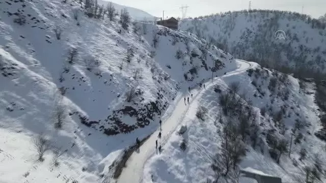 Son dakika haber | Bingöl'ün karlı yolları çocuklar için kayak pistine dönüştü Son dakika haber | Bingöl'ün karlı yolları çocuklar için kayak pistine dönüştü