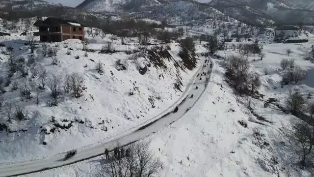 Son dakika haber | Bingöl'ün karlı yolları çocuklar için kayak pistine dönüştü Son dakika haber | Bingöl'ün karlı yolları çocuklar için kayak pistine dönüştü