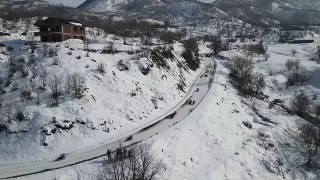 Son dakika haber | Bingöl'ün karlı yolları çocuklar için kayak pistine dönüştü Son dakika haber | Bingöl'ün karlı yolları çocuklar için kayak pistine dönüştü