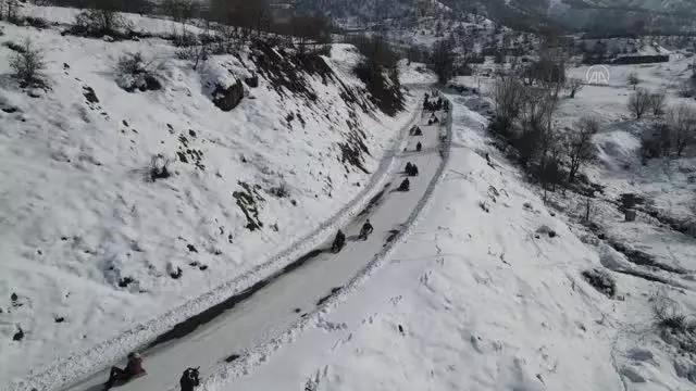 Son dakika haber | Bingöl'ün karlı yolları çocuklar için kayak pistine dönüştü Son dakika haber | Bingöl'ün karlı yolları çocuklar için kayak pistine dönüştü