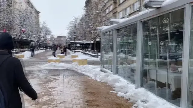 Bulgaristan'da lokanta ve bar çalışanları Kovid-19 önlemlerini protesto etti
