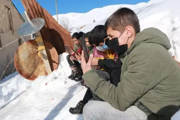 Çanak anten ve siniden 'baz istasyonu' yapılan Hakkari'nin köyüne Antalya'dan destek Çanak anten ve siniden 'baz istasyonu' yapılan Hakkari'nin köyüne Antalya'dan destek
