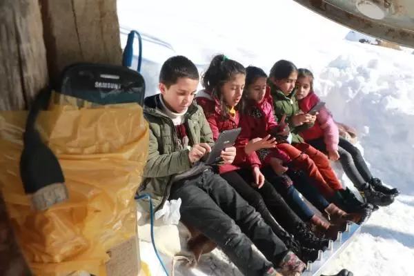 Çanak anten ve siniden 'baz istasyonu' yapılan Hakkari'nin köyüne Antalya'dan destek Çanak anten ve siniden 'baz istasyonu' yapılan Hakkari'nin köyüne Antalya'dan destek