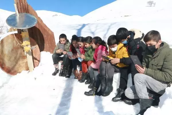 Çanak anten ve siniden 'baz istasyonu' yapılan Hakkari'nin köyüne Antalya'dan destek Çanak anten ve siniden 'baz istasyonu' yapılan Hakkari'nin köyüne Antalya'dan destek