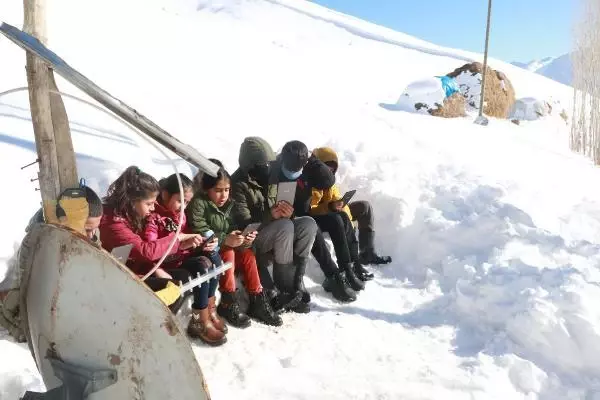 Çanak anten ve siniden 'baz istasyonu' yapılan Hakkari'nin köyüne Antalya'dan destek Çanak anten ve siniden 'baz istasyonu' yapılan Hakkari'nin köyüne Antalya'dan destek