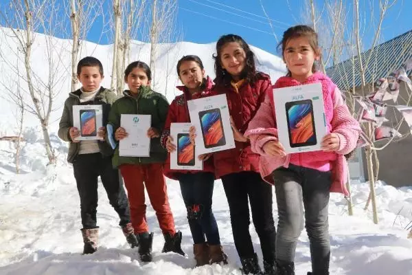Çanak anten ve siniden 'baz istasyonu' yapılan Hakkari'nin köyüne Antalya'dan destek Çanak anten ve siniden 'baz istasyonu' yapılan Hakkari'nin köyüne Antalya'dan destek