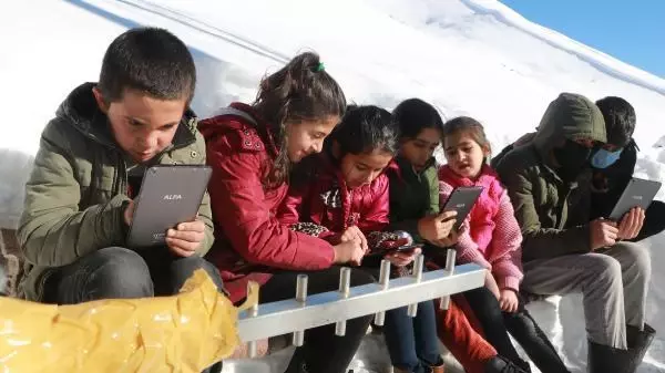 Çanak anten ve siniden 'baz istasyonu' yapılan Hakkari'nin köyüne Antalya'dan destek Çanak anten ve siniden 'baz istasyonu' yapılan Hakkari'nin köyüne Antalya'dan destek