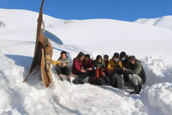 Çanak anten ve siniden 'baz istasyonu' yapılan Hakkari'nin köyüne Antalya'dan destek Çanak anten ve siniden 'baz istasyonu' yapılan Hakkari'nin köyüne Antalya'dan destek