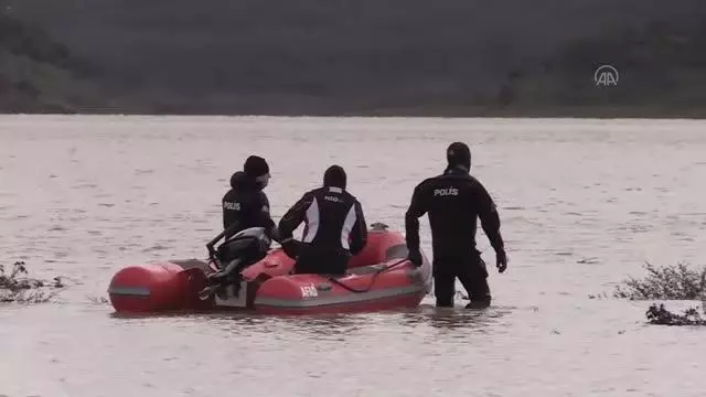 Çanakkale'de gölete düşen araçtaki 2 kişi kayboldu Çanakkale'de gölete düşen araçtaki 2 kişi kayboldu