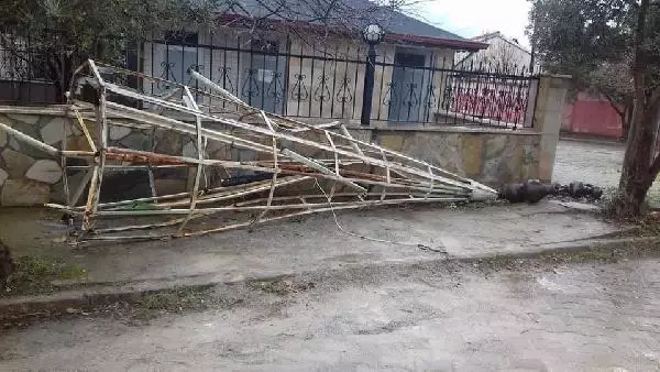 Denizli'de şiddetli rüzgar çatıları uçurdu, ağaçları söktü (2) Denizli'de şiddetli rüzgar çatıları uçurdu, ağaçları söktü (2)