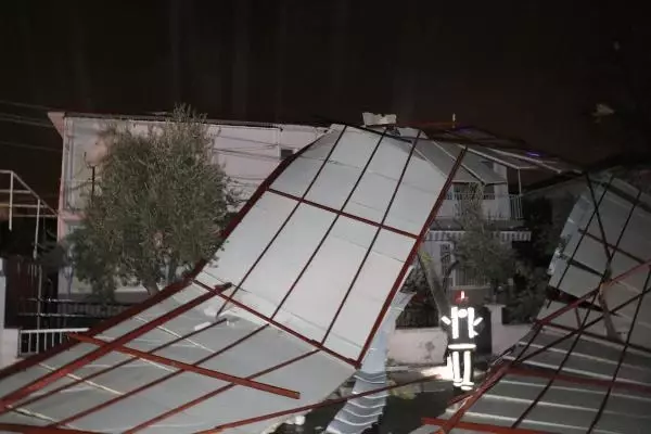 Denizli'de şiddetli rüzgar çatıları uçurdu, araçlar hasar gördü Denizli'de şiddetli rüzgar çatıları uçurdu, araçlar hasar gördü