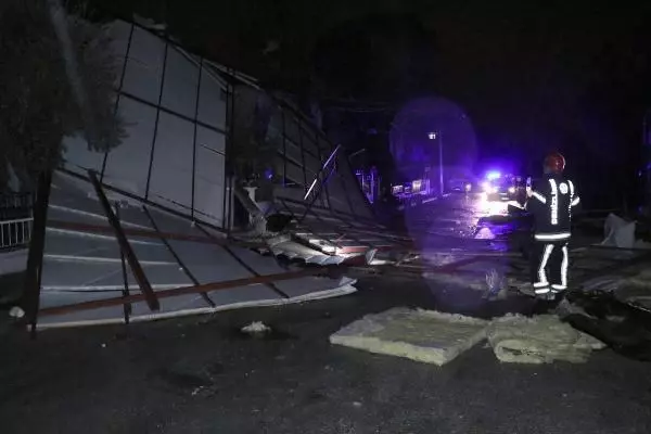 Denizli'de şiddetli rüzgar çatıları uçurdu, araçlar hasar gördü Denizli'de şiddetli rüzgar çatıları uçurdu, araçlar hasar gördü