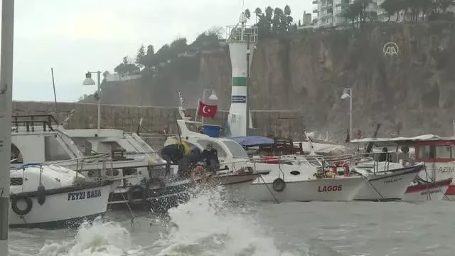 Dev dalgalar tekne sahiplerine zor anlar yaşattı Dev dalgalar tekne sahiplerine zor anlar yaşattı