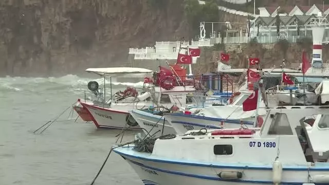 Dev dalgalar tekne sahiplerine zor anlar yaşattı Dev dalgalar tekne sahiplerine zor anlar yaşattı
