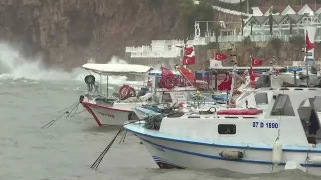 Dev dalgalar tekne sahiplerine zor anlar yaşattı Dev dalgalar tekne sahiplerine zor anlar yaşattı